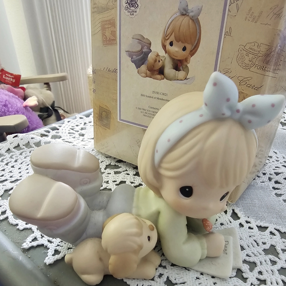 Precious Moments Girl figurine "Friends Write From the Start"
